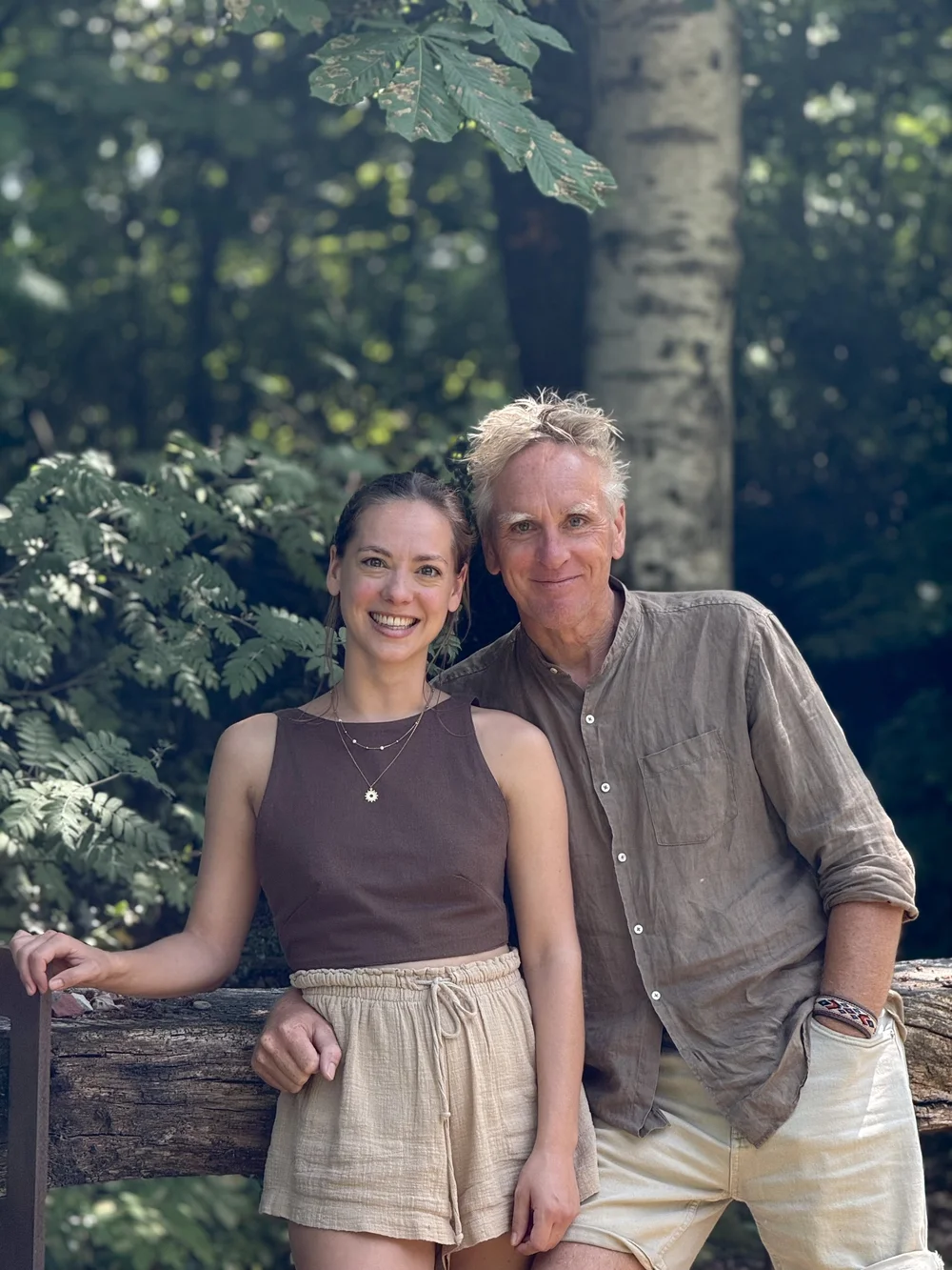 Amber en Joris Van Gool, oprichters van Sielvol Afrika, samen in het groen